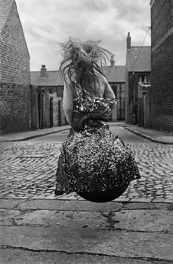 womensart1's tweet image. Girl on a space hopper, 1971, Byker series, Newcastle, UK , by Finnish photographer Sirkka-Liisa Konttinen #WomensArt