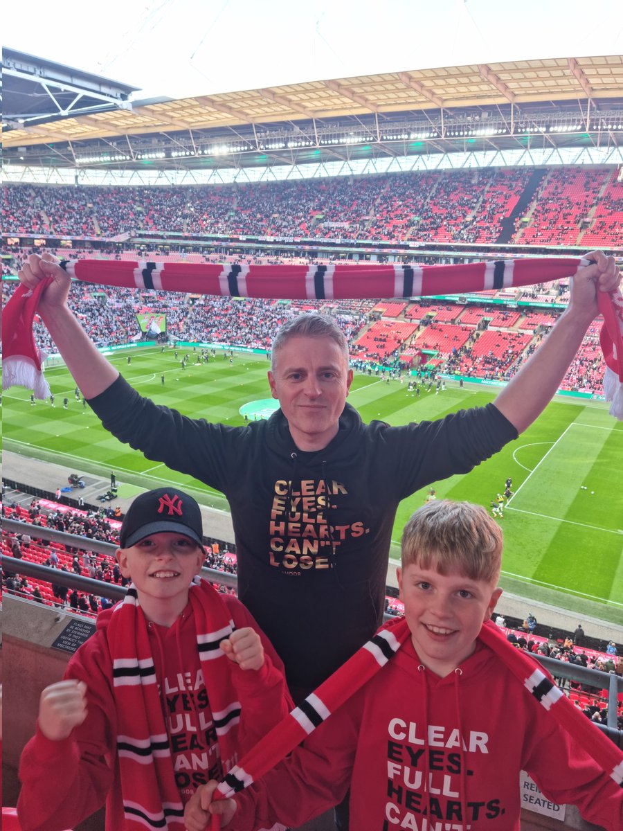 Thanks for the hoodies <a href="/TeamDDB1/">DDB</a> Wearing them with pride <a href="/wembleystadium/">Wembley Stadium</a> for #EFLCupFinal Come on United.🇾🇪💪😍