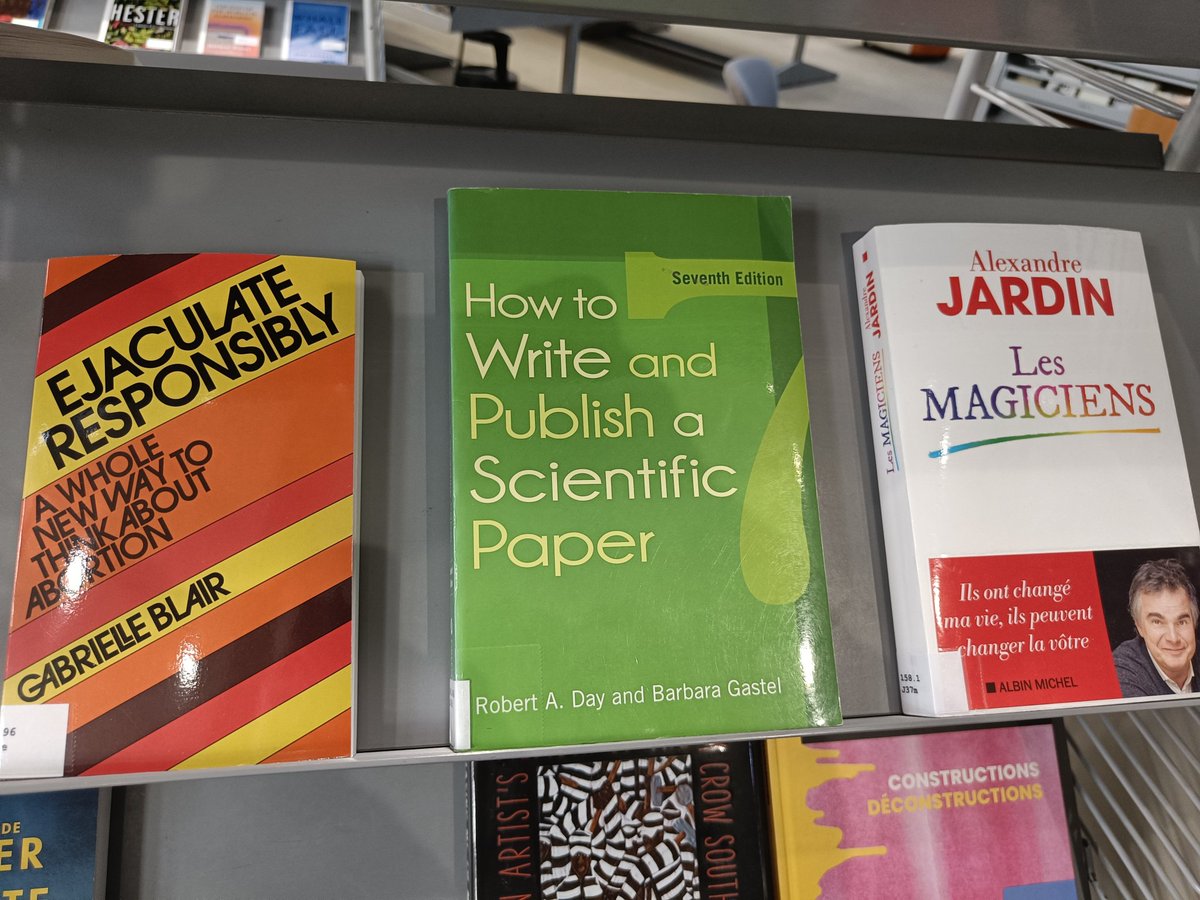 ComVousDites's tweet photo. Certains agencements dans ma bibliothèque municipale me laissent perplexes. 😁 https://t.co/GBIdxcpnSy