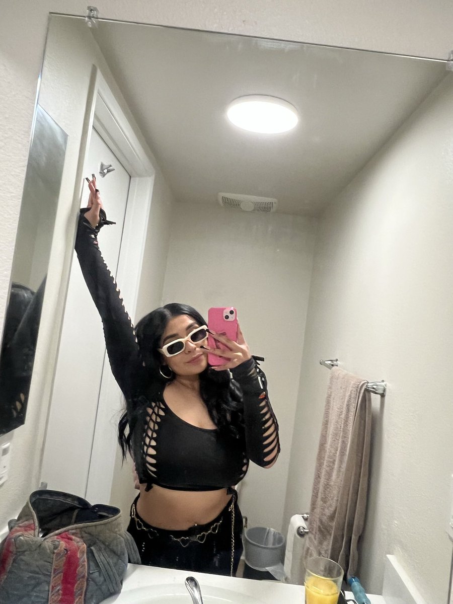 xolena15's tweet photo. skyline day 1🖤 https://t.co/0JyhRog4Ww