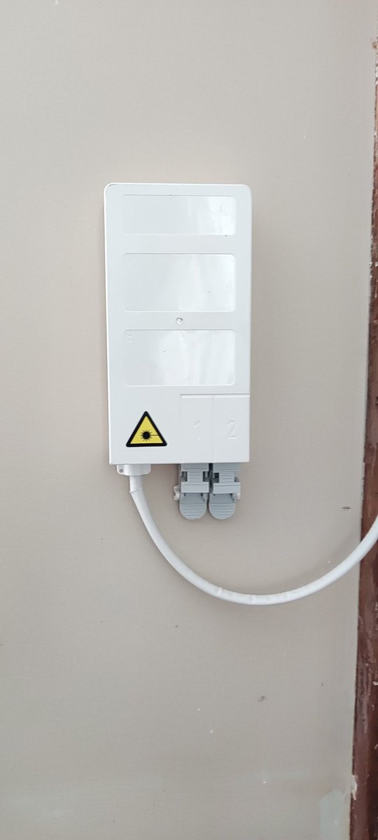 Smahabiersing's tweet photo. Al sinds april 2021 een ftu van #tmobile in mijn woning in #ijsselmonde #rotterdam. Nog steeds niet kunnen bestellen. Rotterdam, waarom mag dit bedrijf glasvezel in rotterdam verzorgen, ze bakken er helemaal niks van :') lijk wel een soort reservering voor verre toekomst ofzo. https://t.co/f3gS6C5yWJ