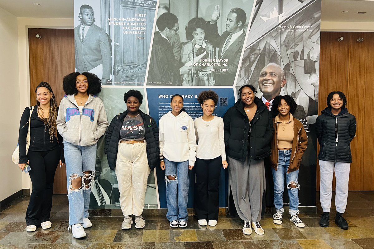 JJOASouthCLT's tweet photo. 🎉 Our teens explored the Men of Change and Visions exhibits at the Harvey B. Gantt Center and had a great time! Thanks to everyone who participated and made this event a success! #JackAndJillOfAmerica #HarveyBGanttCenter #MenOfChange #VisionsExhibit #SMARTGoals #FamilyFun https://t.co/R3aohvvGPG