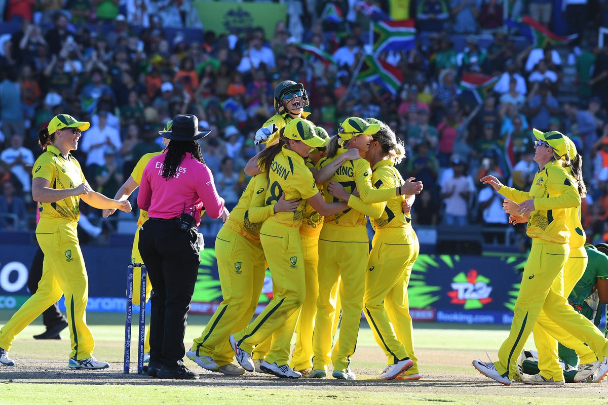 ICC's tweet photo. The winning moment 🤩

#AUSvSA | #T20WorldCup | #TurnItUp https://t.co/UzcgkAQ1he