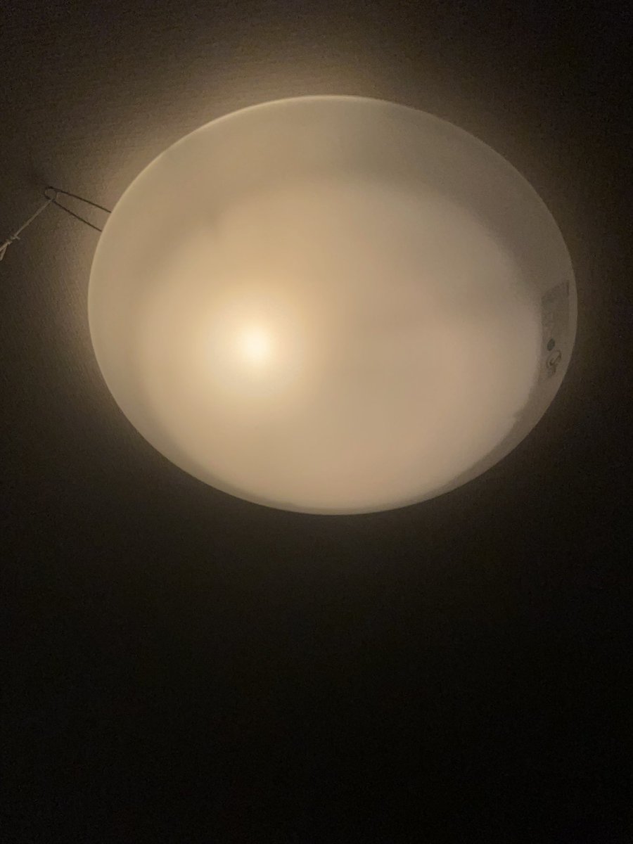 天井照明の電球も切れました…
豆電球とキャンドルとランタン生活です。