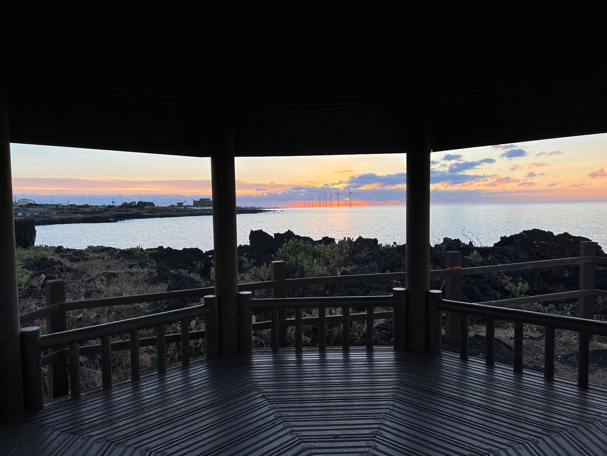sensing's tweet photo. Sunsets are made for Jeju Island 🌅! Get ready for a stunning show of colors at one of the many breathtaking beaches on the island.

#JejuIsland #SunsetGoals 🌅 https://t.co/NZzJf9NwgX