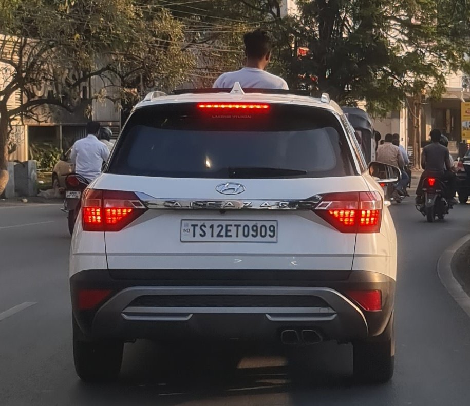 AttyBhai's tweet photo. @HYDTraffic - TS12ET0909, Banjara Hills Road No.1 17:11 https://t.co/CfTXbzwIjM