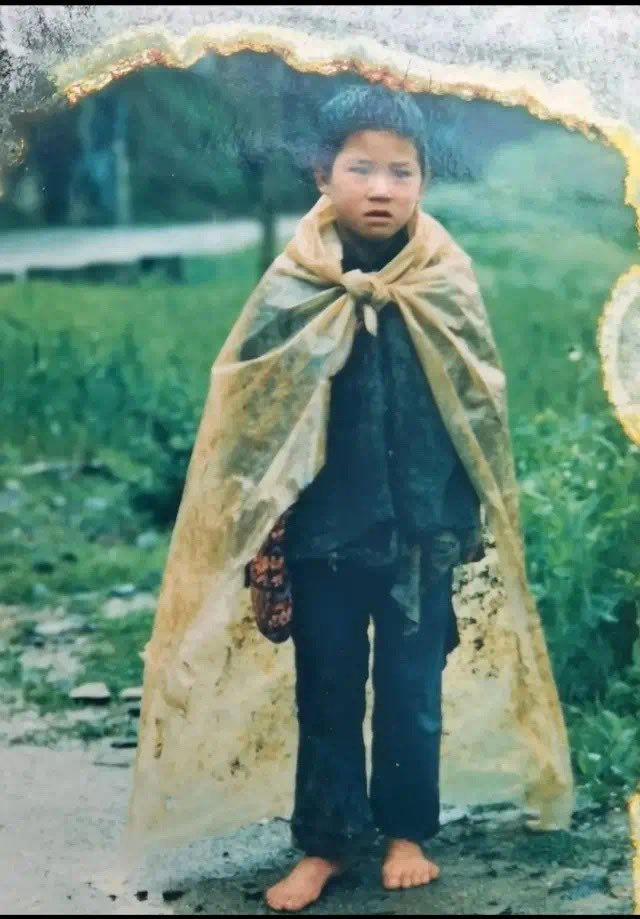 luqi2020's tweet photo. 90年代，陕西安康，一名农村的小孩，把塑料布披在身上当“雨披”，并且在脖子下面把塑料布的两个对角交叉系在一起，系了一个活结，面对镜头他打着赤脚，看起来让人心疼。你是否也感到这个画面很熟悉，像不像小时候的自己？ https://t.co/Ac8kaTSxeW