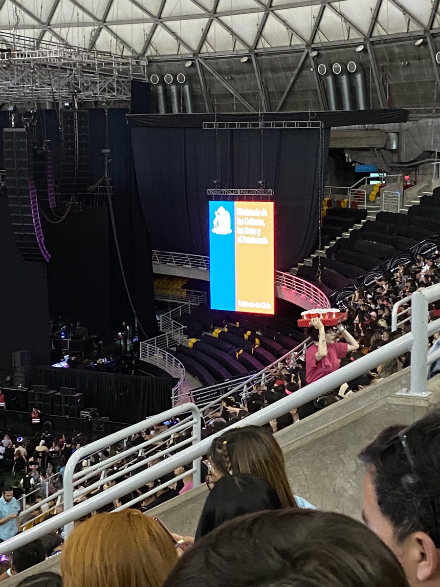 Pauliroman's tweet photo. Todavía me da vueltas en la cabeza, tal vez alguien sabe ¿por qué está el logo del ministerio de @culturas_cl en #concierto de #ChristinaAguilera ? no, no entiendo la relación. https://t.co/9wJFOUlJNT