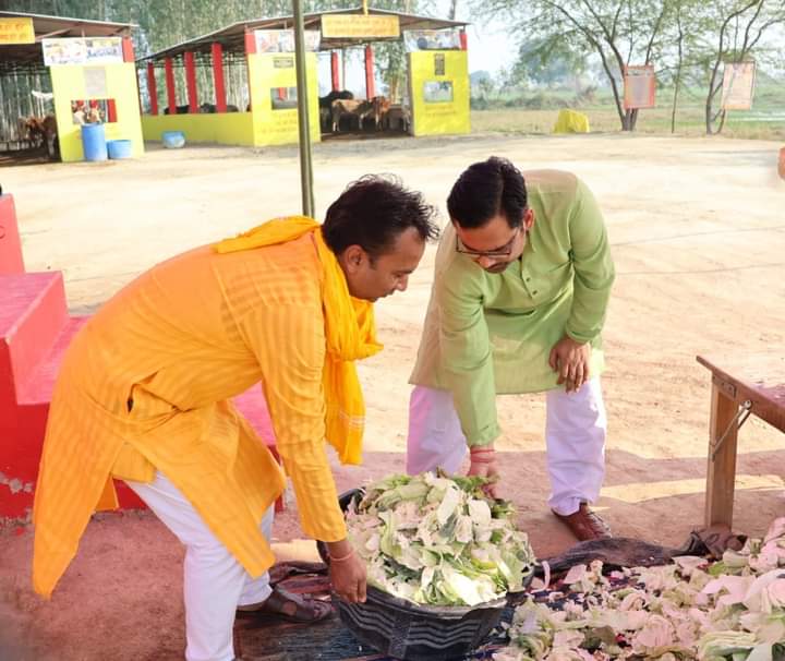 श्री राघव गौधाम में गौधाम के मुख्य संरक्षक भक्तों द्वारा फल एवं सब्जी सेवा के पावन दर्शन🙏🙏

#Shri_Raghav_Gaudham #seva #Nandi
#savecows #goamta #goraksha #ngo
#donate #cow #animallover #hinduism
#gaushala #goamata #gaudham #team