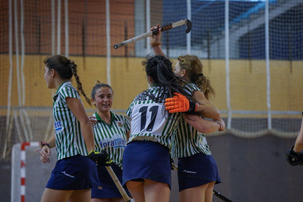 Las juveniles del <a href="/AtleticTerrassa/">Atlètic Terrassa Hockey Club</a> se proclaman campeonas de la Final Four 🥇🏆

🥈@SanseCompluCH 
🥉<a href="/RSTMagdalena/">RST Magdalena</a> 

#HockeyEspaña

📸 <a href="/hockeyjunior/">Hockey Junior</a>