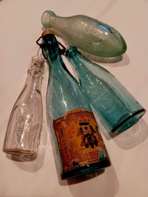 本日の骨董、蚤の市巡りでお迎えしたガラス瓶ですヤッタネ～ 