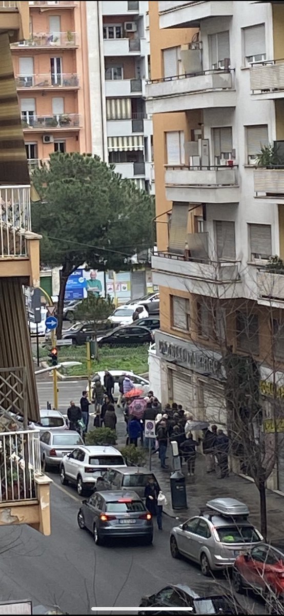 laucarlet's tweet photo. Credevo che era la solita fila per la pizzeria da Baffo, invece è la coda per votare alle primarie. 
#PrimariePD #ColliAlbani https://t.co/9Ea7RLZDcq