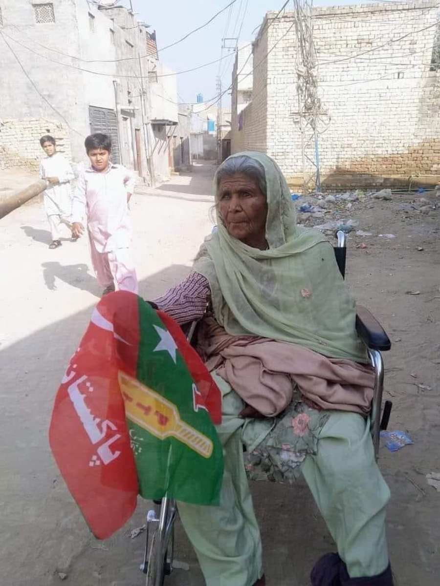 doumisky's tweet photo. RT @Ruftaj: جامپور میں یہ ماں اپنے جی کی آخری امید عمران خان ہے #بلے_پہ_ٹھپہ https://t.co/J5ZNVOR5LP