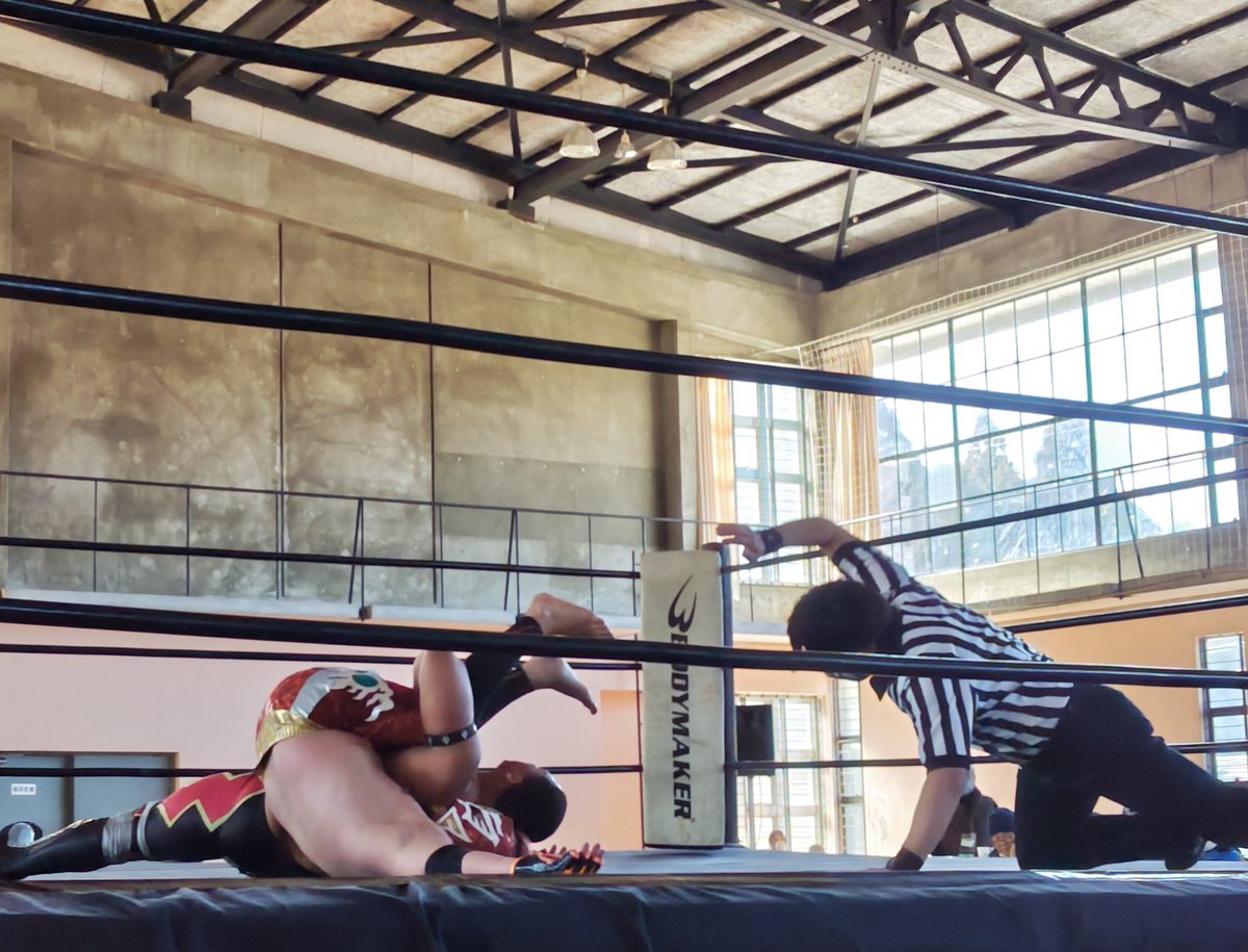 oosumetabopapa's tweet image. なんくるないサーキット2023in奥三河
奥三河総合センター体育館大会
第３試合
 #首里ジョー vs #KJAX
JAX選手が終始パワーで押し切る。
首里ジョーも反撃するも力尽き、JAX選手の勝利。
 #琉球ドラゴンプロレス