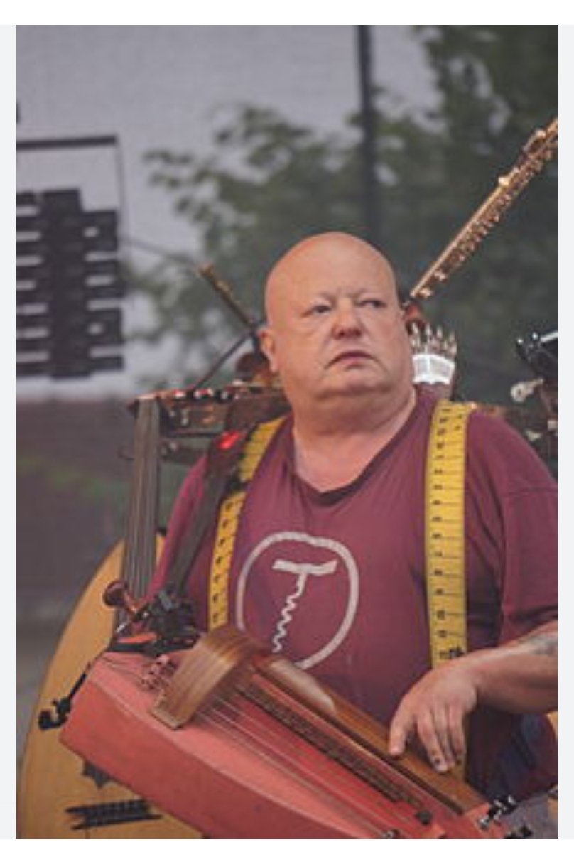 Une légende du rock alternatif/punk français vient de s'éteindre 😒 : François Hadji-Lazaro. Bien sûr l'énergie bordélique du punk, mais, on le sait moins, une  immense culture de la musique traditionnelle et de ses instruments qu'il a permis de rendre contemporains 1/2