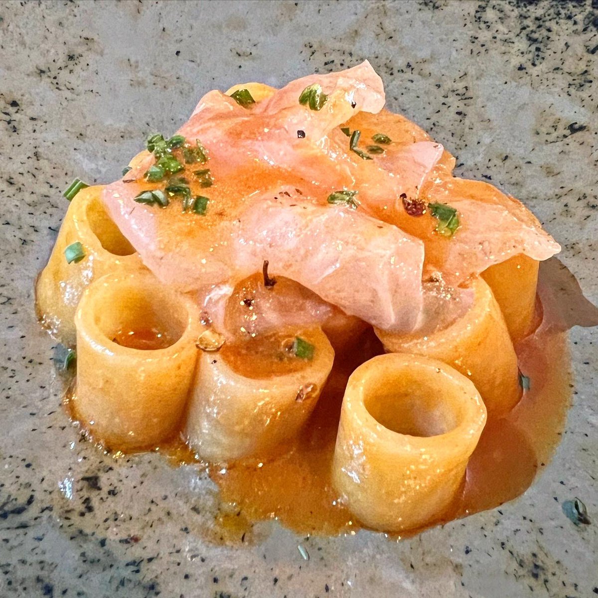 lsuarezdelezo's tweet photo. Qué gran nivel tiene la cocina de Nello de Biase en #LaPiperna. Platos equilibrados, sabrosos y redondos
Verdinas con navaja y espuma de hinojo
La pasta con erizo es excepcional. Platazo!
Tubetti con láminas de lenguado. De campeonato
#QuébiensecomeenMadrid https://t.co/JU7Ux4wk35