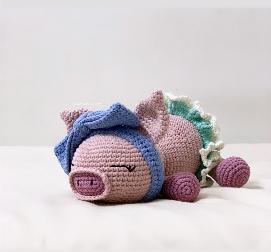 Daisy-Mae the pig 
Pattern by Littleaquagirl 
Made by Janice W
.
.
#littleaquagirl #amigurumitreasures #amigurumi #amigurumiaddict #amigurumilove #amigurumist #handmadewithlove #handmadebyjw #crochet #crochetlife #pig #涵魅 #手作り #編みぐるみ #あみぐるみ