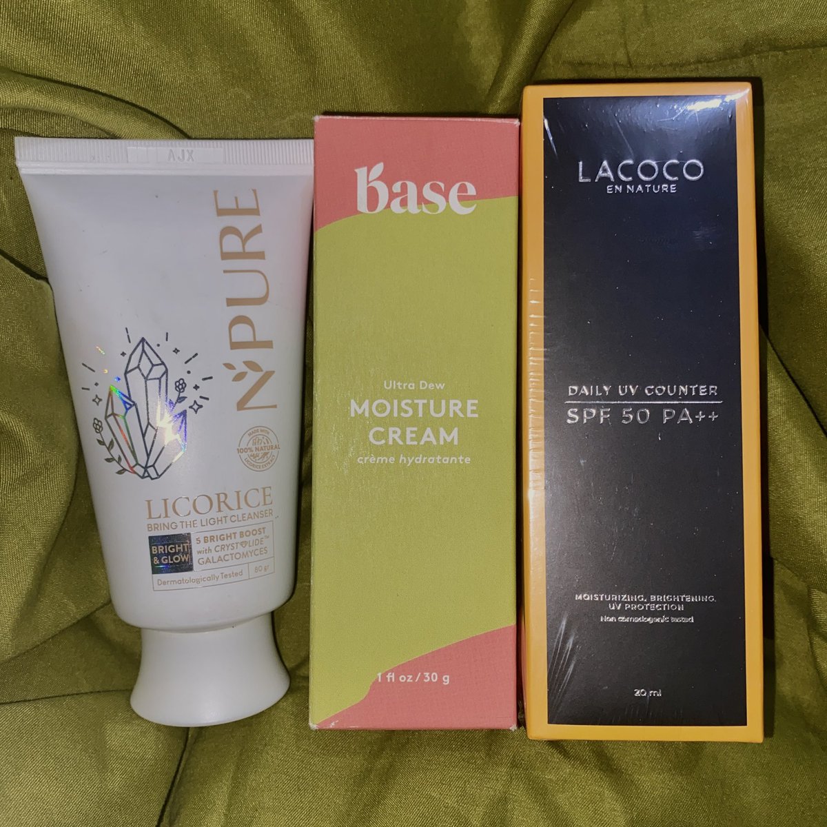bittercaffeines's tweet photo. AKU MAU GIVEAWAYYYY

Aku mau giveaway basic skincare nihh (fw-moist-ss) siapa mauuu?

- follow aku
- rt &amp; 🤍 tweet ini
- rt &amp; 🤍 thread dibawah
- reply ‘mau basic skincare dong!’

Ongkir aku yg tanggung. Goodluck!✨

#giveaway https://t.co/aAqkqLhvP3