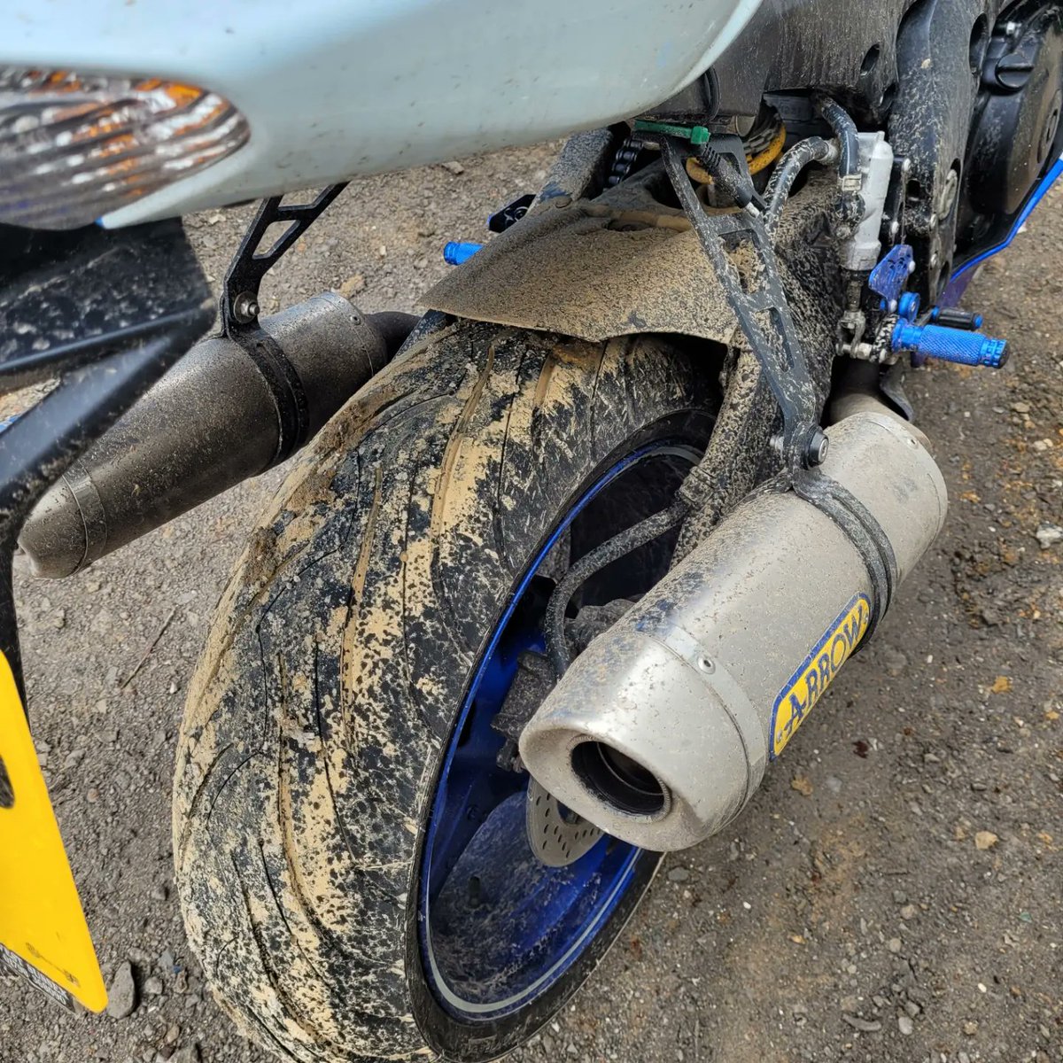 Srad588's tweet photo. 6 days of riding to work and the result is a shit box dirty bike.
Time for jetwash and a clean up.

#suzuki #gsxr #k8 #gsxr1000 https://t.co/8MUWC6Uouh