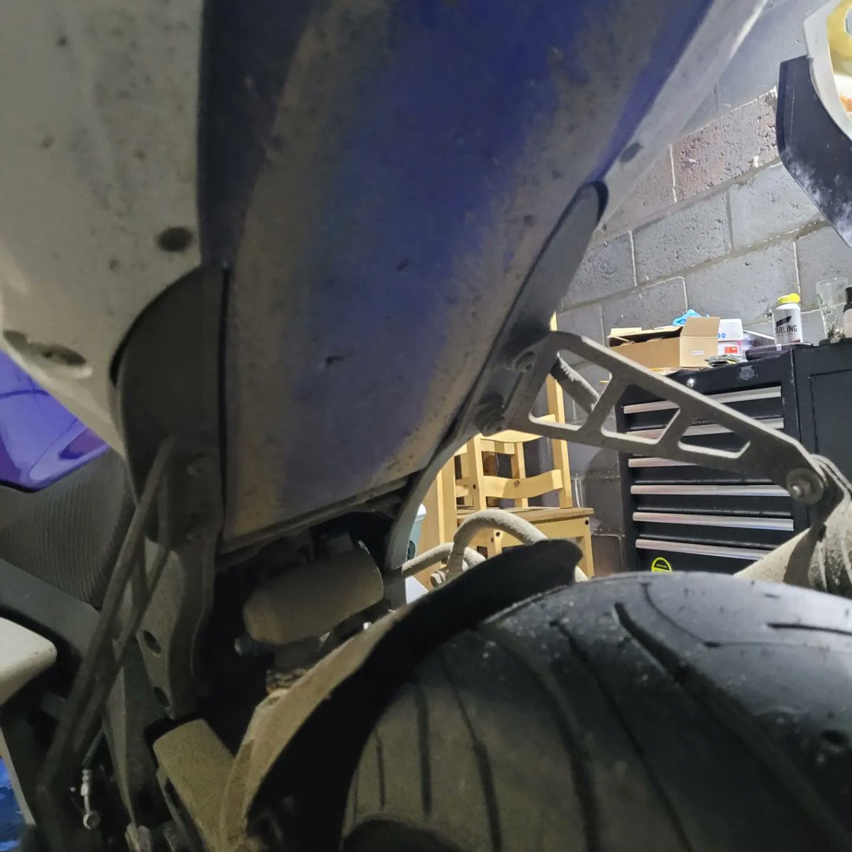 Srad588's tweet photo. 6 days of riding to work and the result is a shit box dirty bike.
Time for jetwash and a clean up.

#suzuki #gsxr #k8 #gsxr1000 https://t.co/8MUWC6Uouh