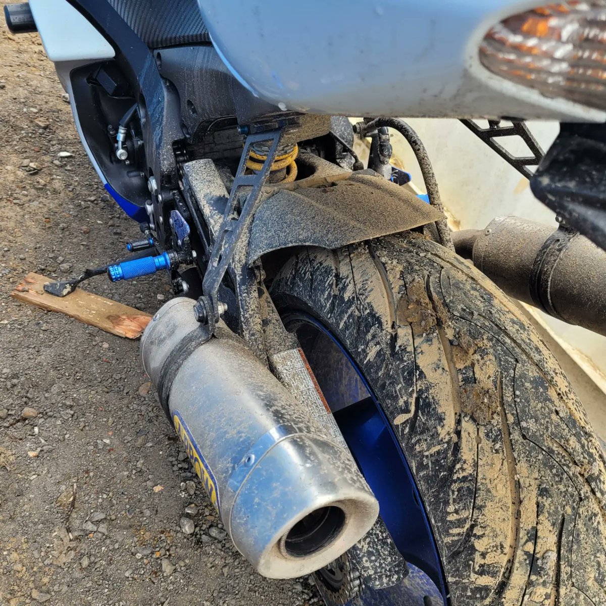 Srad588's tweet photo. 6 days of riding to work and the result is a shit box dirty bike.
Time for jetwash and a clean up.

#suzuki #gsxr #k8 #gsxr1000 https://t.co/8MUWC6Uouh