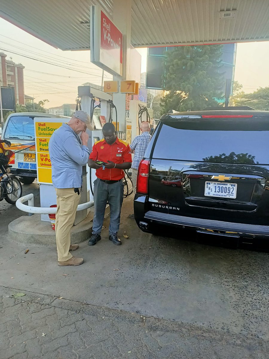 vivoenergykenya's tweet photo. We had the pleasure of serving the motorcade of Dr. Jill Biden, the First Lady of the United States of America with our premium grade fuel Shell V-Power at our Shell New Commercial Service Station in Parklands during her official visit to Kenya. Living up to our customer promise. https://t.co/ZWZHpG3DlM