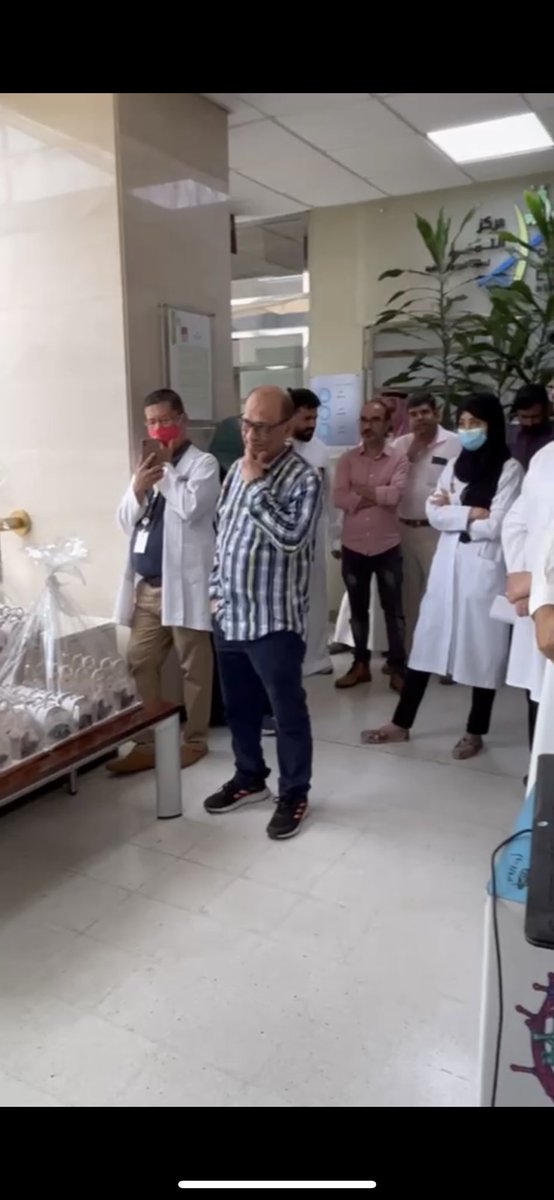 بمشاعر الحب والفخر والانتماء لهذا الوطن الغالي ، احتفلت معامل رؤية و جيناتي ومنسوبي مركز الجينوم للابحاث الطبية ب #يوم_التأسيس 🇸🇦 لعام 2023 . حيث شمل الحفل خطاب مدير المركز سعادة البروف محمد القحطاني و تناول افطار مكون من اصناف شعبية اصيلة من التراث السعودي.