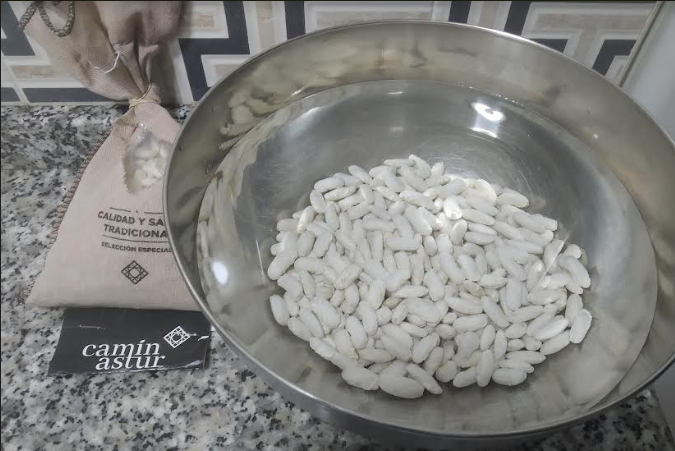PAsturianu's tweet photo. Para que veías que no tengo nada contra la #fabada. 😅
Apoyo el #FabadaDay del gran @Nacho_Sandoval este #4marzo.
Fabes: @camin_astur
Compango: #EmbutidosJP
Mi homenaje a la hija del #poteasturiano 😊
⬇️⬇️⬇️ https://t.co/XZDuuS661g