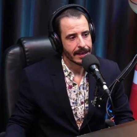 siteptbr's tweet image. 🚨 Thiago Schutz, coach que viralizou com falas misóginas em podcast, ameaça humorista de morte após ela publicar vídeos imitando ele:

&quot;Você tem 24 horas para apagar o conteúdo, depois disso, é processo ou bala&quot;.