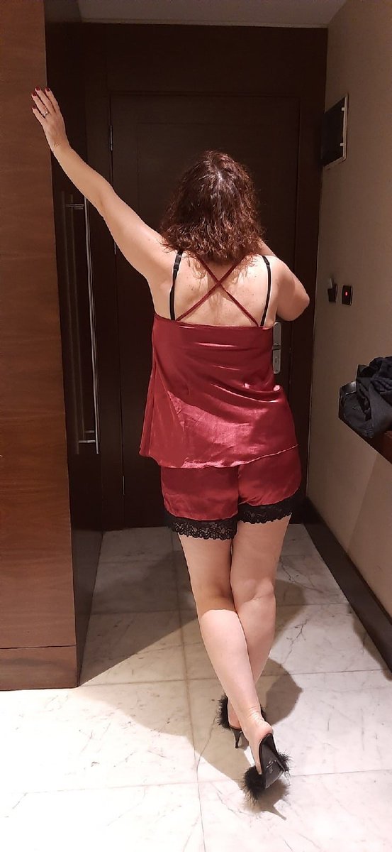 Eşlerini paylaşan kocalar ve tokmakçılarının bolca olduğu çok garip ortamlar var 😂😂
ay.live/78ES