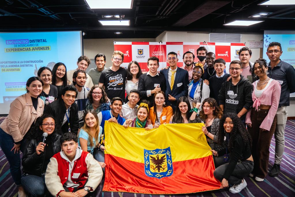 el_Jefescobarr's tweet photo. Importante reconocer todos los talentos que hay desde las experiencias de lxs nuevxs CDJ, para seguir luchando por nuestros jóvenes en Bogotá, este 2️⃣0️⃣2️⃣3️⃣✊💛❤️, pasemos de los recintos bonitos con micrófono, a los barrios dónde quienes representamos, esperan ser escuchadxs. https://t.co/tD807ZZrOX