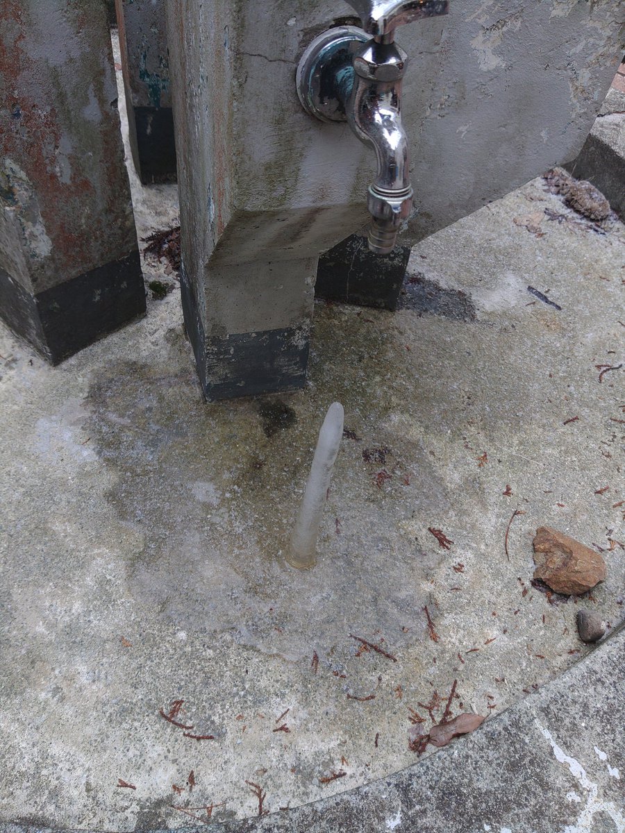 六甲山は　雪舞い散る極寒サバイバルだった😁
サバイバルマスター1DAYチャレンジ(ファイヤー編)参加者皆さん、良く頑張ってたよ😀

「雫も積もれば山となる」
知らんけど

#逆さつらら
#氷柱
#氷筍