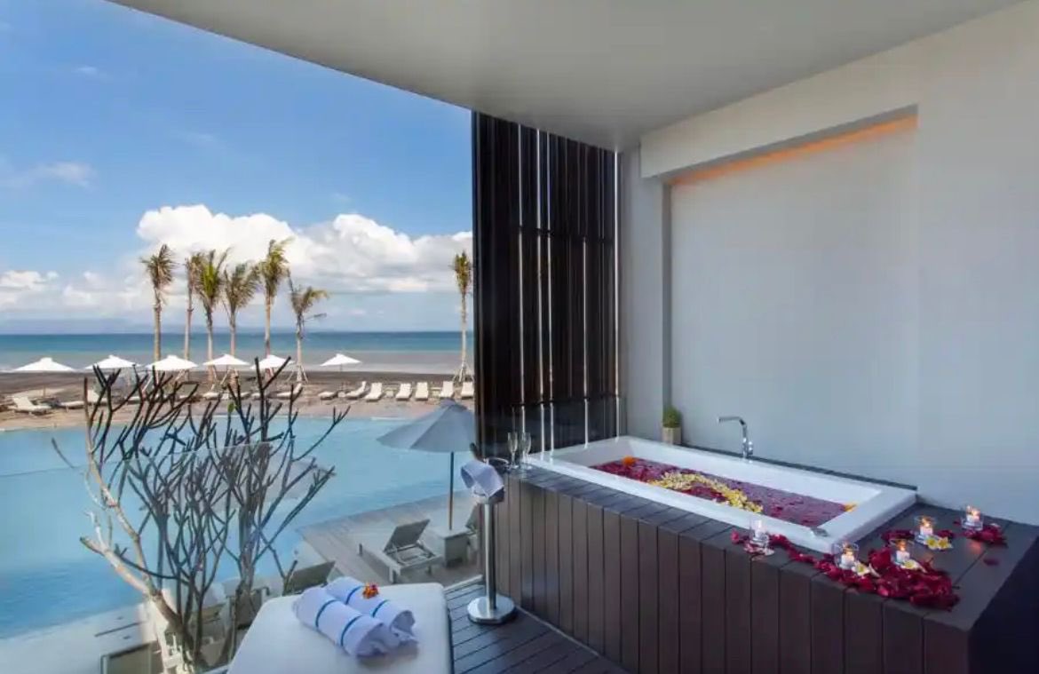catsedih's tweet photo. heyy! villa villa di bali bisa diem ngga? masa pemandangan langsung pantai dari kamar cuma 200rban aja???

kebayang dong mandi di bath tub sambil liat sunset nya, mashaAllah 🥹🥹 ramein dulu, ntr di spill gimana cara dapet harga 200rban🫰🏻 https://t.co/GhcaCFVRZy