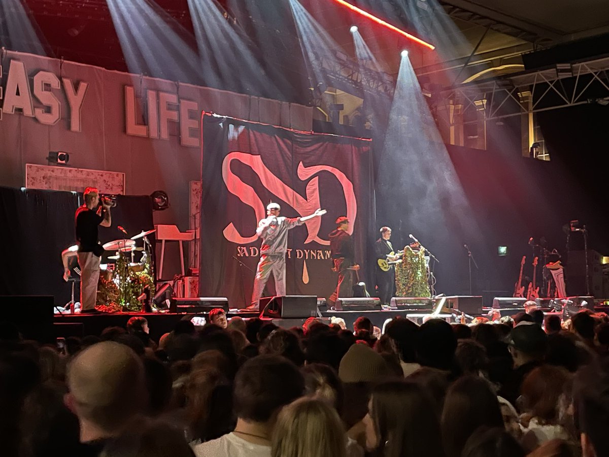 Went to see <a href="/easylife/">easylife</a> last night at <a href="/Yourallypally/">Alexandra Palace</a>. Amazing show and phenomenal energy in the crowd! Gotta say though, <a href="/SadDynamite/">SadNightDynamite</a> was a real surprise and delight!