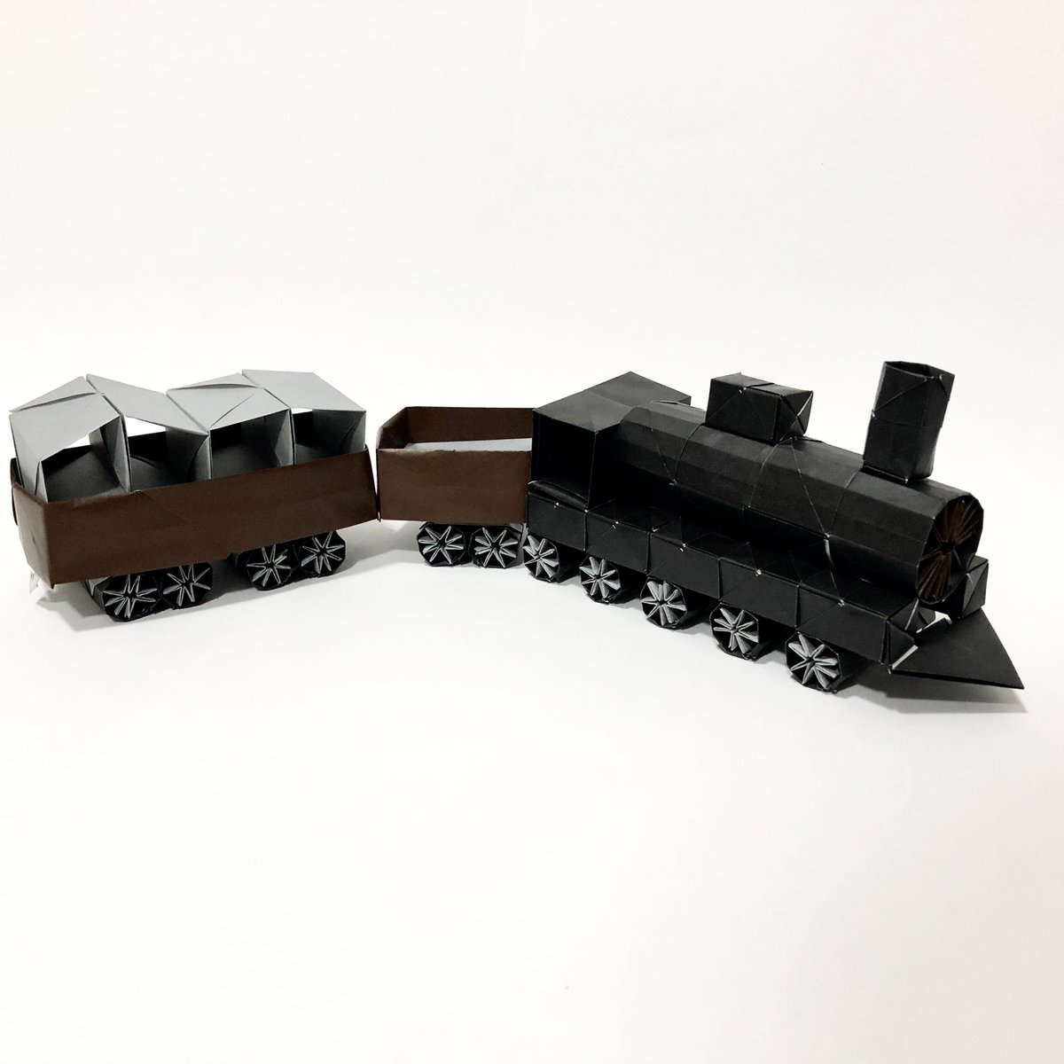 ykitano's tweet photo. 川崎敏和氏の銀河鉄道。色んな大きさの紙を組み合わせて折ってますが、15cm教育用折り紙を41枚分ぐらい使いました。紙の準備が何より大変。。息子が汽車とか好きだから折ったけど、ほんとに時間かかった。
#折り紙 #川崎敏和 #銀河鉄道 #ユニット折り紙 #origami https://t.co/GZyH0T2gq2
