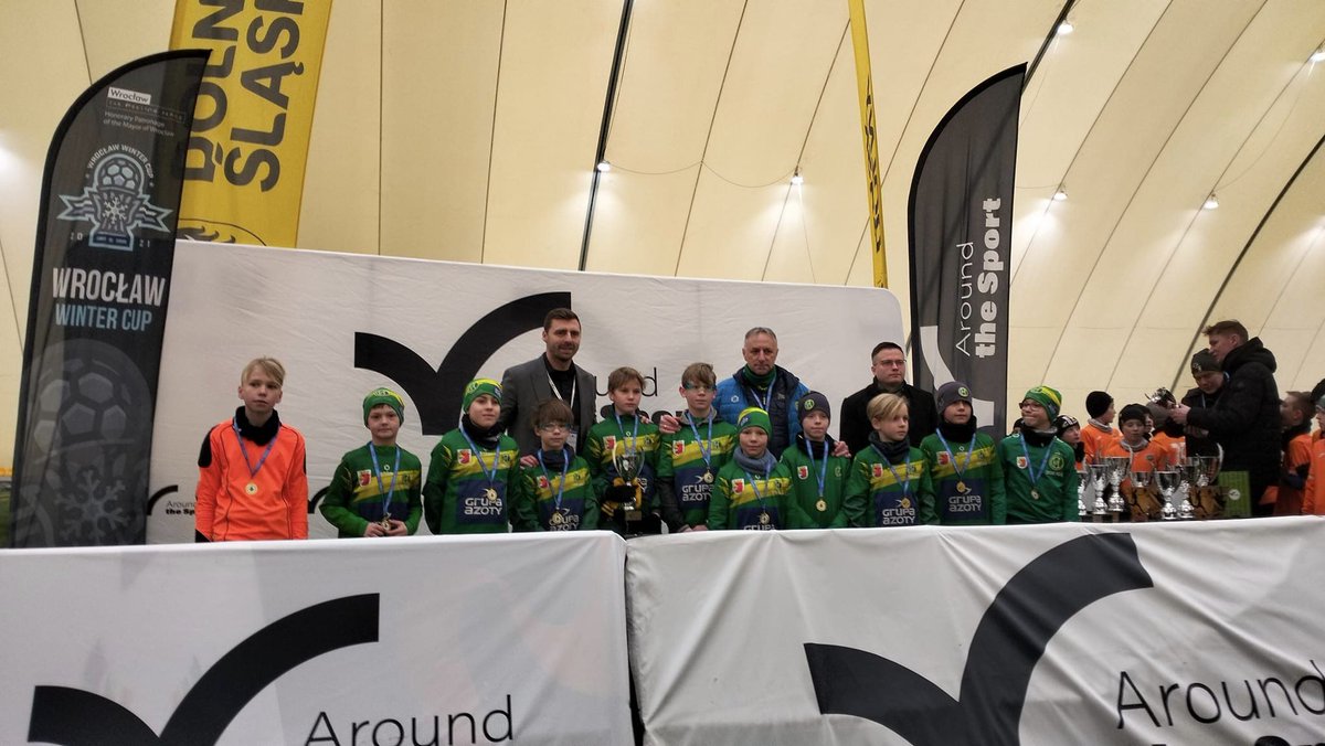 ChemikKp's tweet photo. Meldunek z Wrocławia i Największego Międzynarodowego Turnieju w Polsce Wrocław Winter 🏆. Nasz Zespół po dwóch dniach zmagań awansował do Grupy Brązowej gdzie dziś wygrał wszystkie swoje grupowe mecze
 #GrupaAzotyPolice #GrupaAzoty #GminaPolice  #AkademiaChemika #wroclawwintercup https://t.co/CYiQliInaG