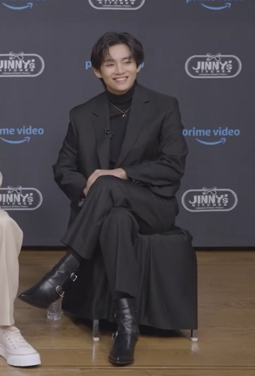 Taehyungimpact's tweet photo. Kim taehyung looks so good in this outfit! https://t.co/jgpoqhY8nc