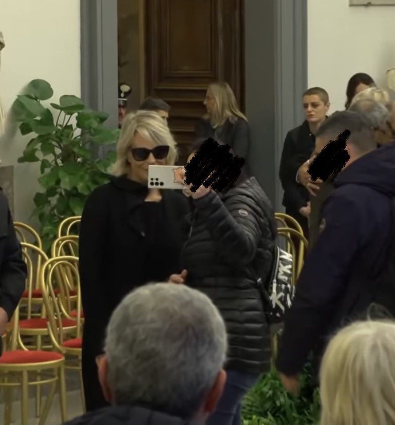 MoniaGarghe's tweet photo. È questo il prezzo del successo? 😔😳#MaurizioCostanzo #MariaDeFilippi https://t.co/xwqDdhfssN
