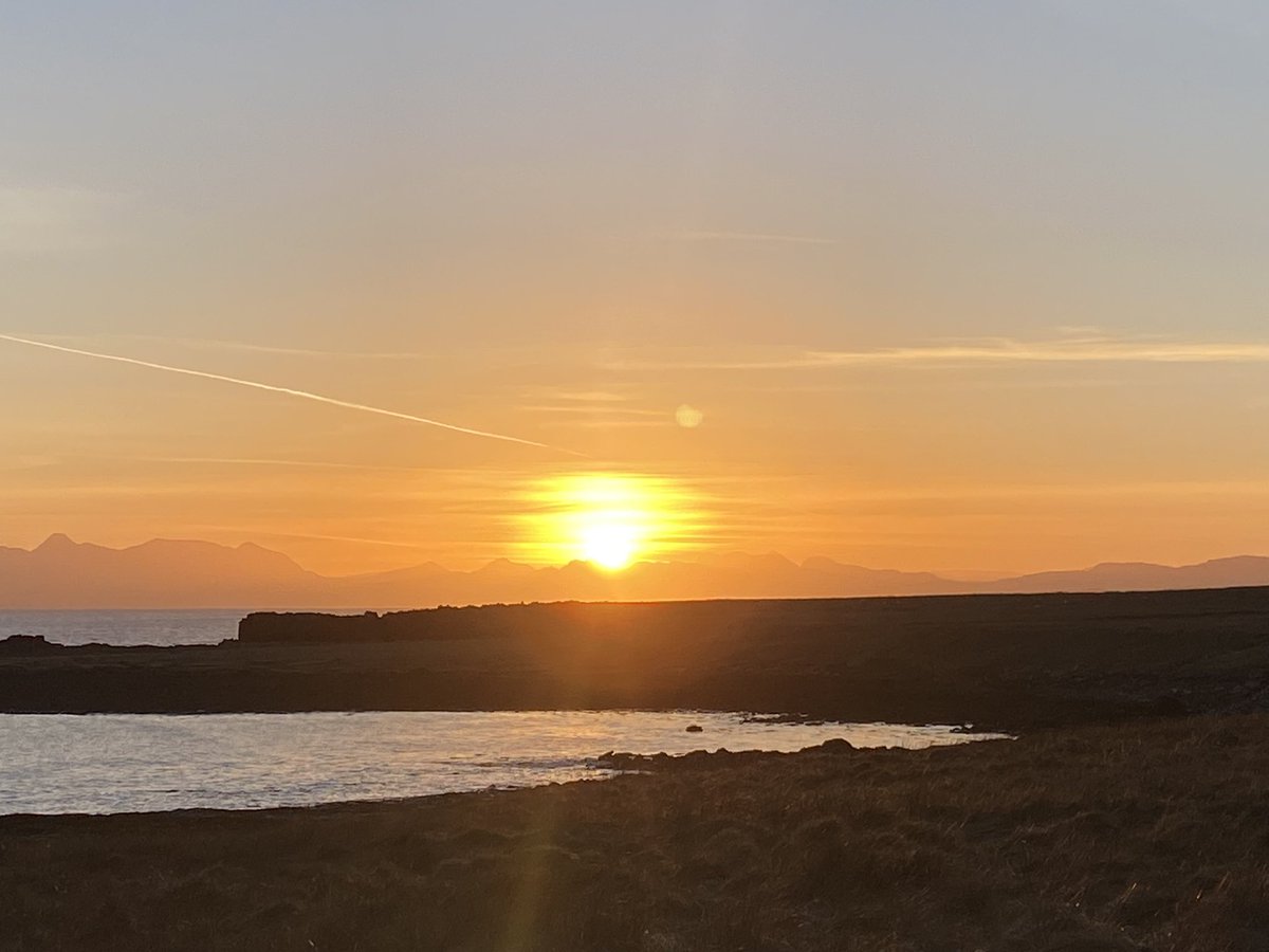 lolly9974's tweet photo. Beautiful sunrise and dinasour prints at An Corran beach #sunrisephotography #dinasours #beautifulday #Scotland https://t.co/yZW4Kl6Ird