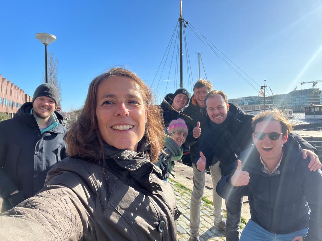 Langs de deuren met kandidaat Statenlid <a href="/MariannePoot/">Marianne Poot</a> in het Oostelijk Havengebied! 🧡💙☀️#DoenWatNodigIs #verkiezingen15maart