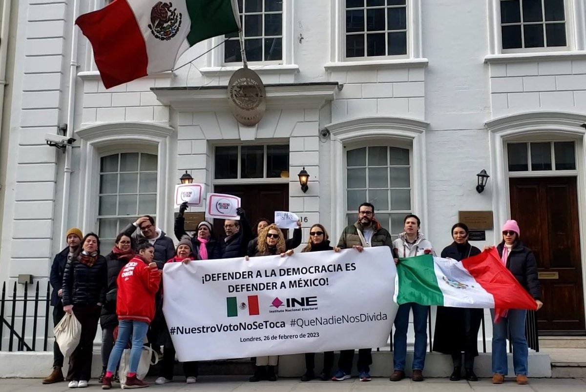 En #Londres nos sumamos al llamado por la #Unidad y la defensa de nuestra #Democracia. 🇲🇽 #PorAmorAMéxico
#YoDefiendoAlINE
#México #MiVotoNoSeToca #ElINENoSeToca
#QueNadieNosDivida
<a href="/INEMexico/">@INEMexico</a>
<a href="/SCJN/">Suprema Corte</a>
<a href="/Embamexru/">Mexican Embassy UK</a>
<a href="/redesunidosmx/">Unidos para mejorar</a> <a href="/SocCivilMx/">Sociedad Civil México</a>
<a href="/unemexico_/">UNE México</a>