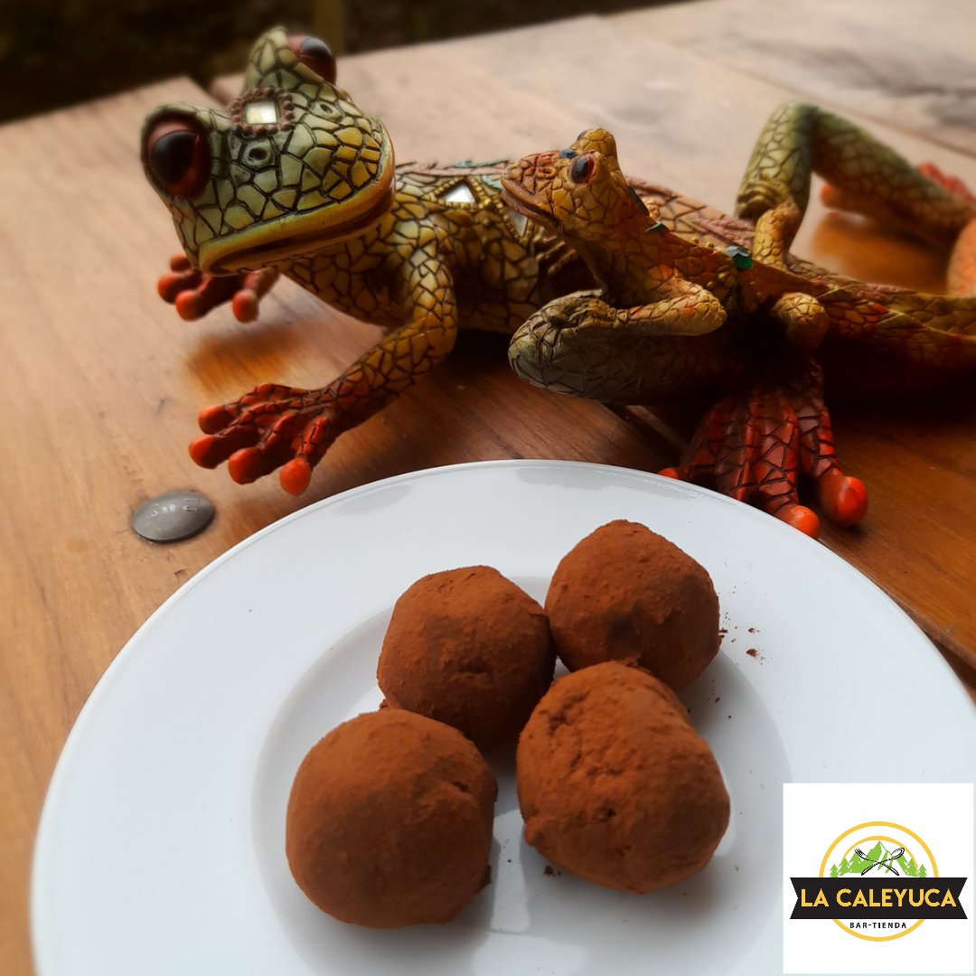 🤔 Parez que ta refrescando un poco...
Na que no se arregle con un cafetín de pota ☕️ y charrando un poco 😉
Y pa acompañar tan en proceso estes trufines de cacao y leche condensá, seguro que os gusten👏🏻
#lacaleyuca #chigre #bartienda #urbies #consumición #cafedepota #frío