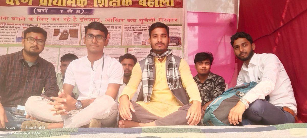 rehan8344's tweet photo. श्रीमान @yadavtejashwi जी,
आपने तो विरासत में रोजगार पा लिया, परन्तु हमलोग गरीब तबके के लोग हैं जिन्हें अब तक शिक्षक बनने की समस्त अर्हता रखने के बावजूद 7वें चरण की शिक्षक बहाली का इन्तजार है।
श्रीमान, कब होगी हमारी बहाली?@ProfShekharRJD
@VijayKChy
#नीतीश_जी_शिक्षक_बहाली_दीजिए https://t.co/cXhSzscgRn
