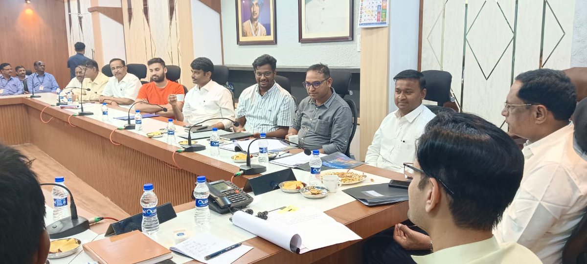 ghatge_raje's tweet photo. @rajecoopbank च्या सहकार्याने सुरू असलेल्या '#MakeInKolhapur' योजनेअंतर्गत सामाविष्ट असलेल्या उत्पादकांशी बैठक पार पडली. यावेळी दत्त भेळ, लाडाची कुल्फी, व्हॅलेंटाईन आईस्क्रीम, सलगर चहा, हिंदुस्थान बेकरी यांच्यासह इतर उत्पादन कंपन्यांचे सर्वेसर्वा उपस्थित होते. https://t.co/PdzgbYDOnB