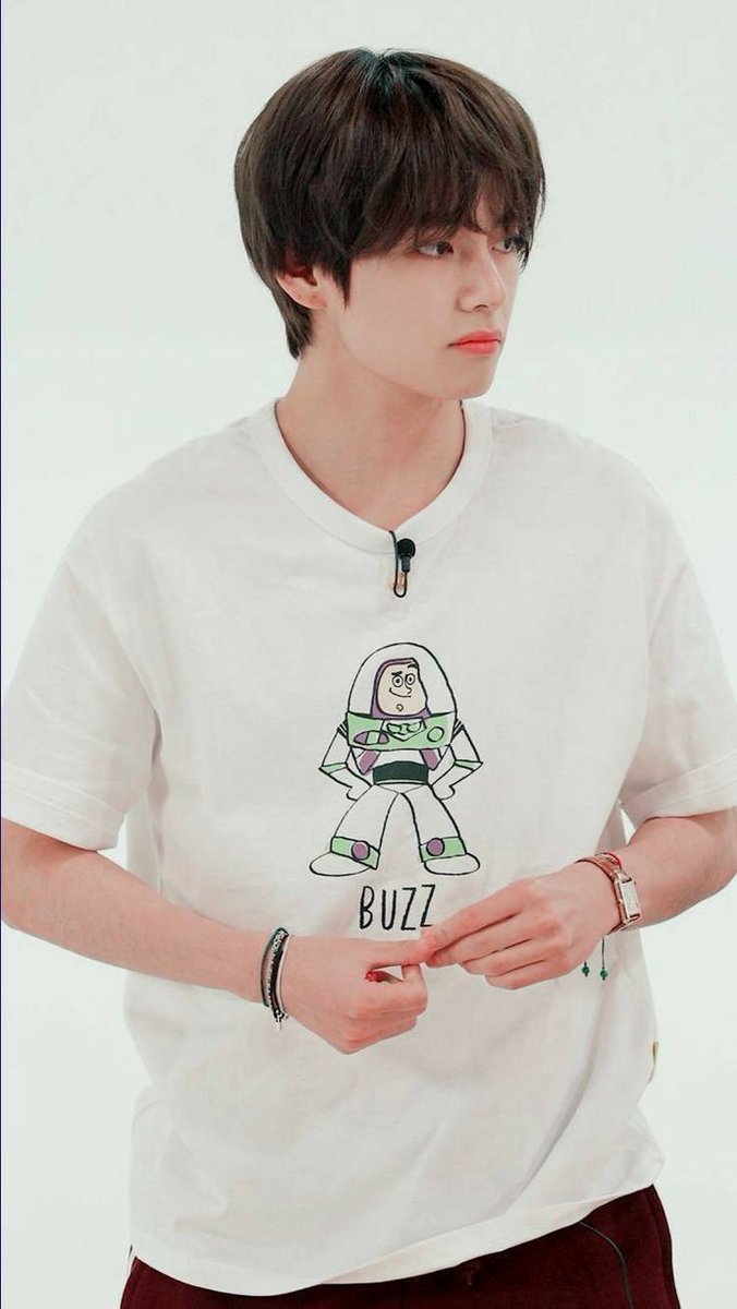 sultrykookvie's tweet photo. #taekookau where Jk and tae have been "casually" dating for about a year now and Jungkook still isn't ready to DTR. Fed up of waiting, Tae breaks up with him and starts dating his best friend instead. 

And Jungkook? 

Well he is having a hard time acting like he doesn't care. https://t.co/kLmhgoSGdg