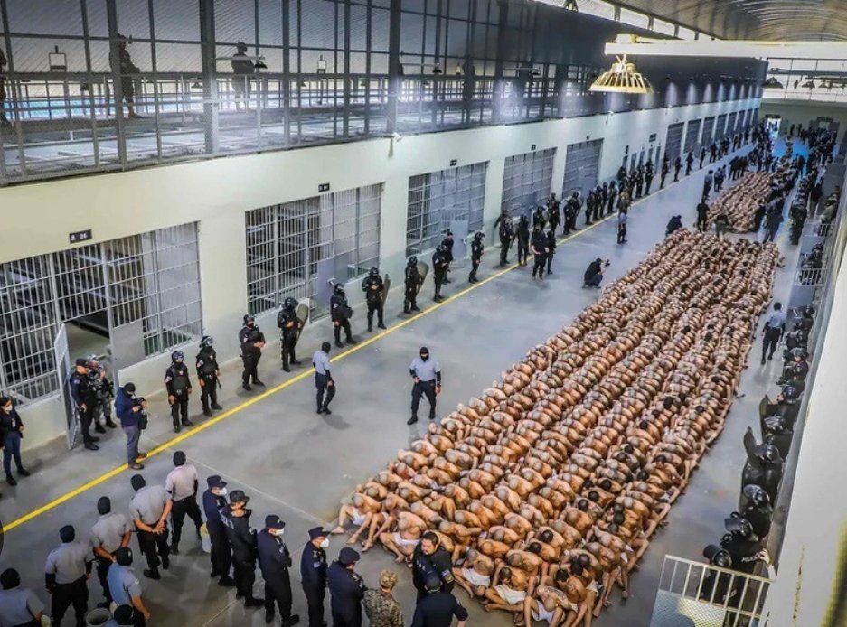 Imagen y reflexión dominical. Bukele inauguró mega cárcel + grande de América = 40000 prisioneros. 
2015 105 homicidios x 100 mil hab
2022 17,6 homicidos x 100 mil hab
Creen que es modeló a importar para Rosario y nuestro país? Los leo...