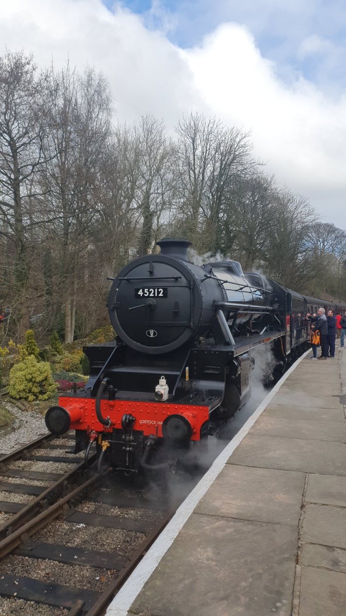 Hell_Badger's tweet photo. There really is no better way to spend a day!!
Out at @WorthValley with the wonderful @TaneliKitty what perfection. ❤️💕
#train #trainnerds #kwvr #beer https://t.co/8yMKmh6WcD
