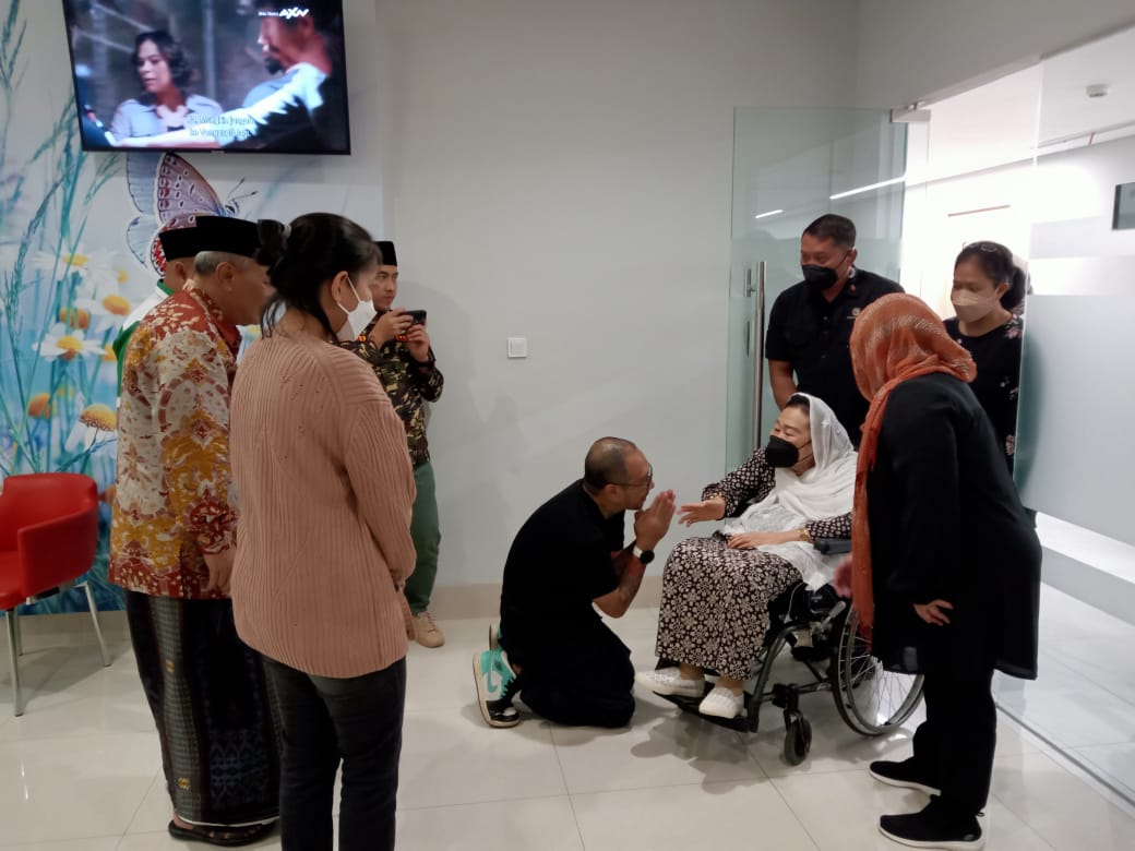 bansermania's tweet photo. Terima kasih. Kyai , Bu Nyai, Ning dan Sahabat semua atas kedatangannya. Semua doa-doa, kunjungan demi kunjungan adalah obat tersendiri bagi ananda kami. Terima kasih. https://t.co/S1SBqsmjI0