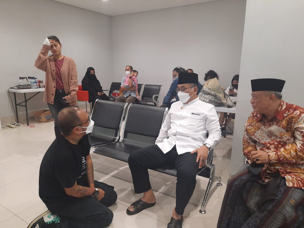 Terima kasih. Kyai , Bu Nyai, Ning dan Sahabat semua atas kedatangannya. Semua doa-doa, kunjungan demi kunjungan adalah obat tersendiri bagi ananda kami. Terima kasih.