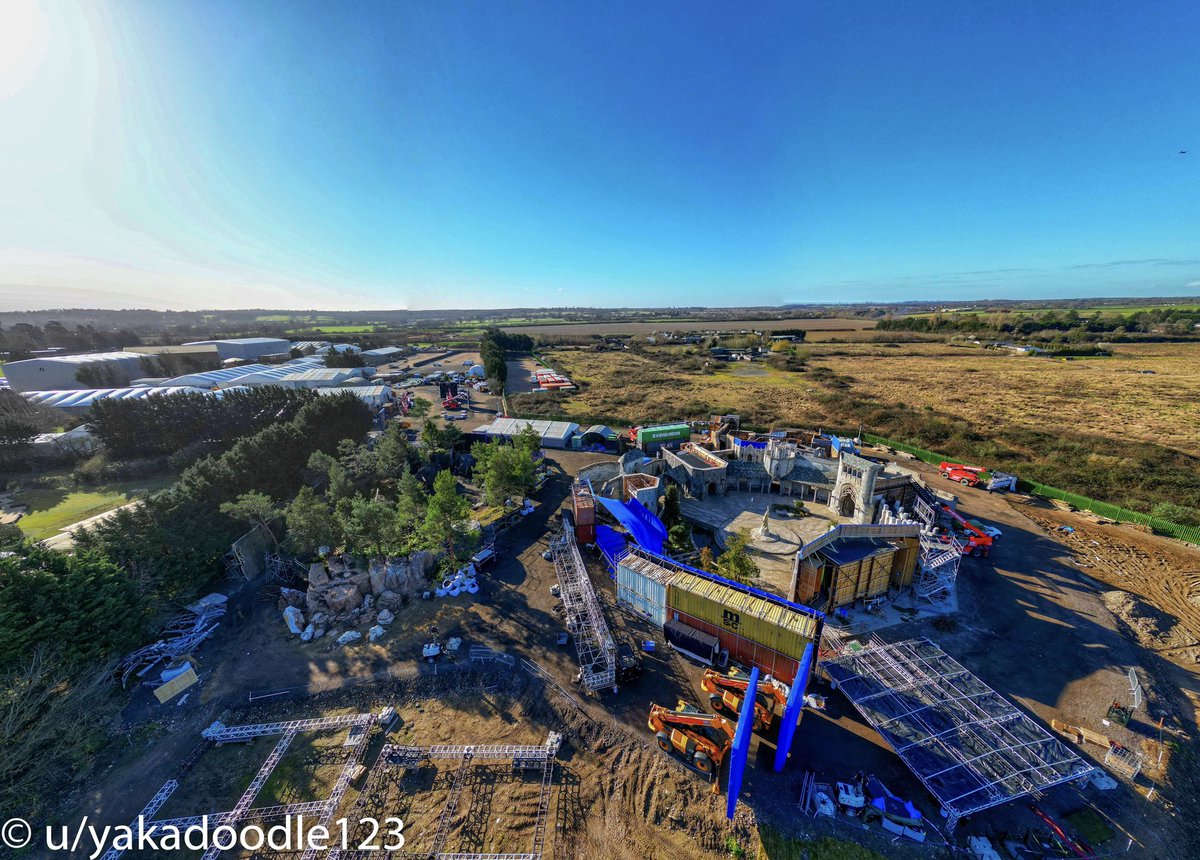 FellowshipFans's tweet photo. 🚨BREAKING: Drone stills from the #TheRingsOfPower season 2 sets at Bray Studios. 
1/2

Via u/Yakadoodle123 https://t.co/hK7AGxJ77D
